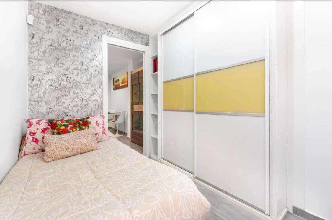 Vialia Apartamentos Suites Malaga Exterior photo